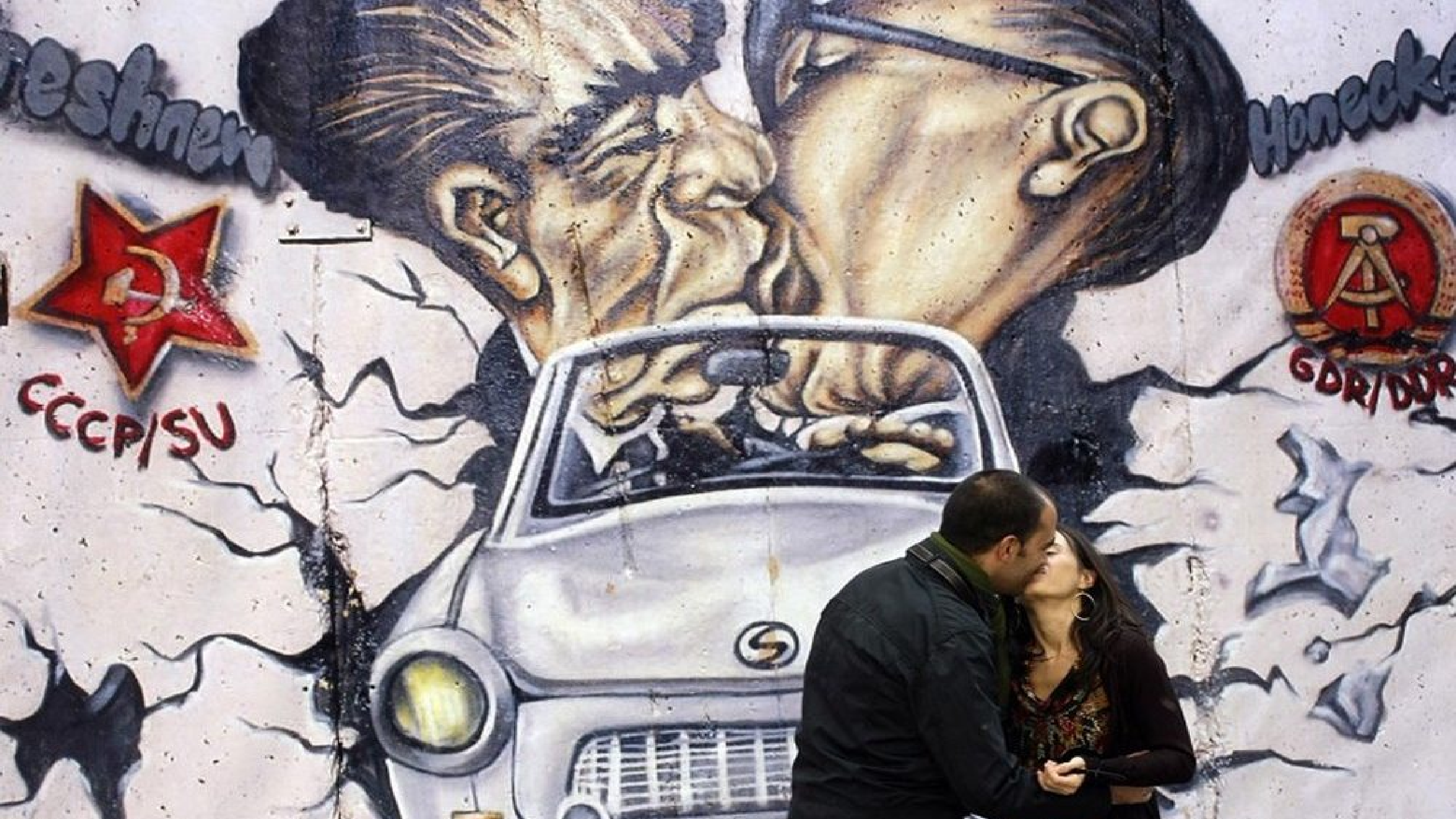 БРОНОЗОВІ ОБІЙМИ «ВІЧНОЇ ДРУЖБИ»